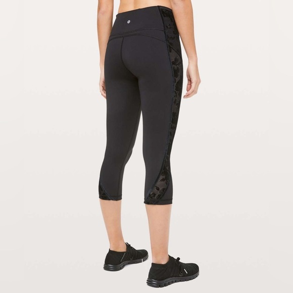 Lululemon Wunder Under Crop High-Rise Flocked 21" Black/Scatter Floral Size 2 - Picture 4 of 13